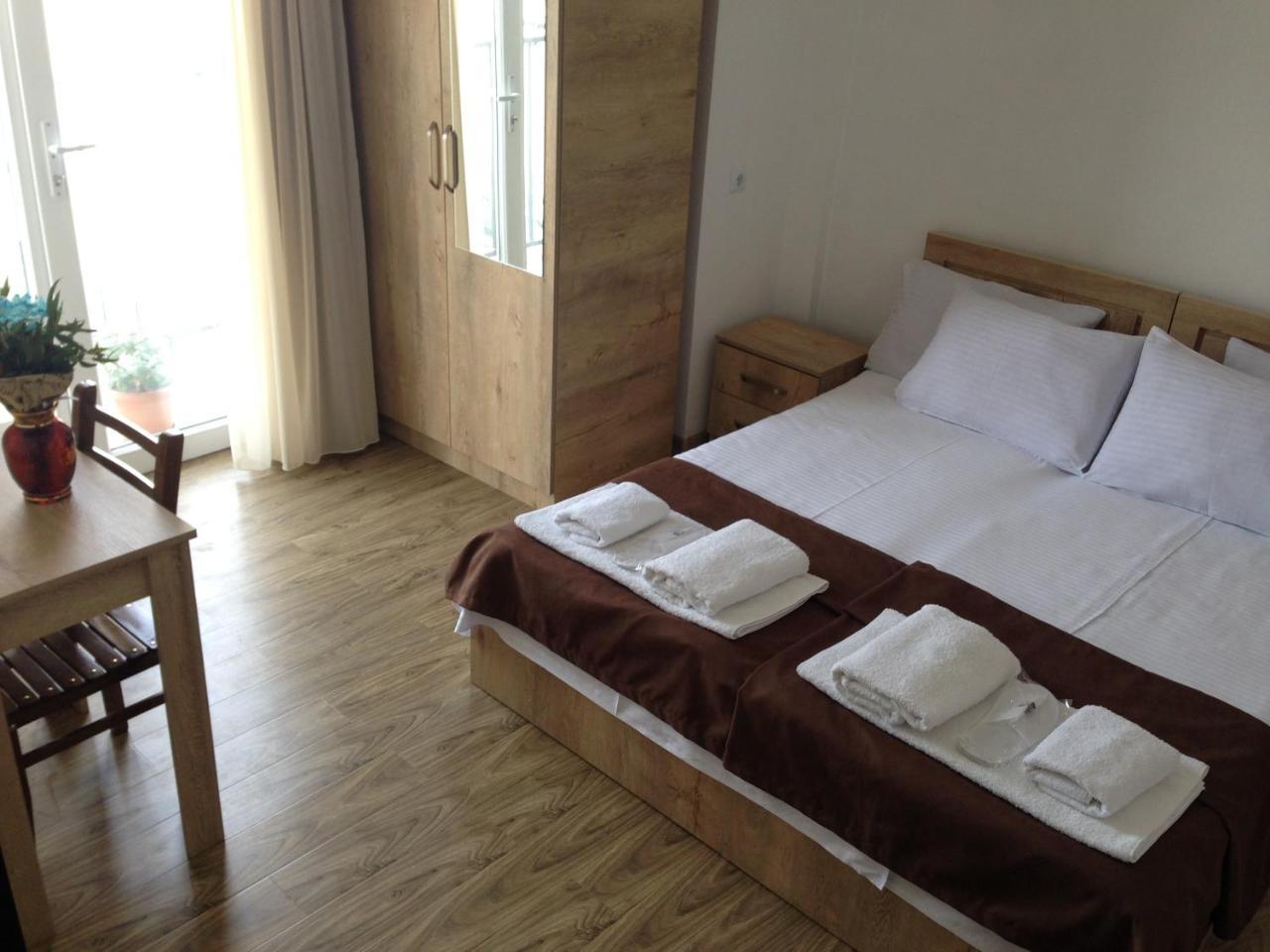 Hotel Continental Gori Extérieur photo